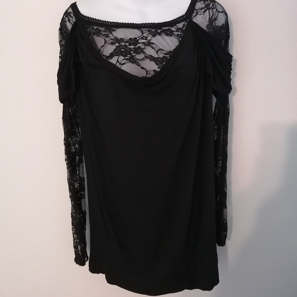 Long-sleeve Lace Blouse - Picture 2 of 3